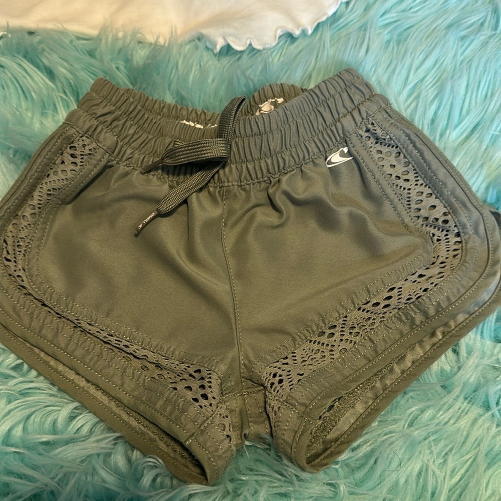 Oneill shorts girl size 6 runs small like 5